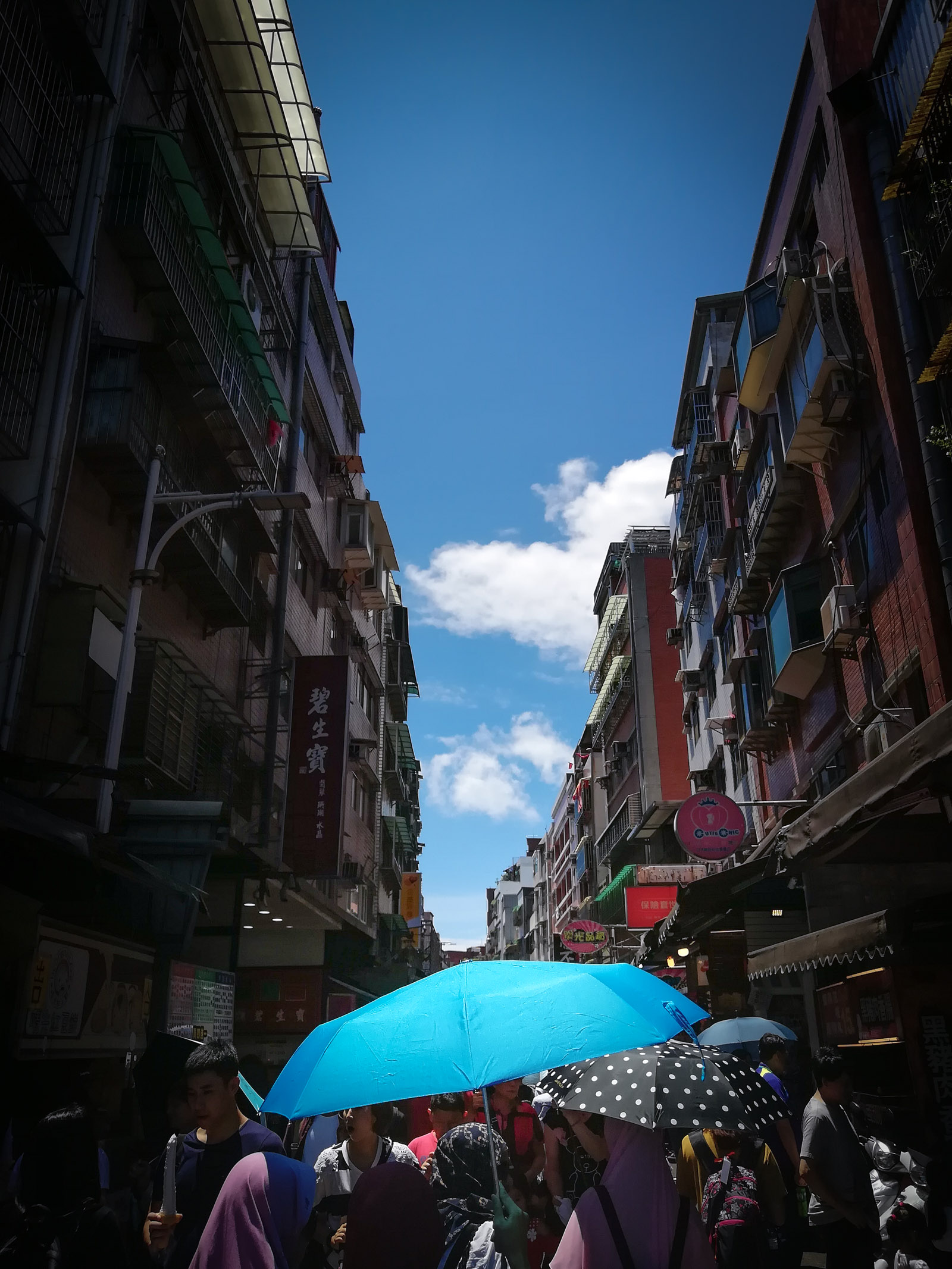 淡水公明街に咲いたターコイズブルーの日傘
